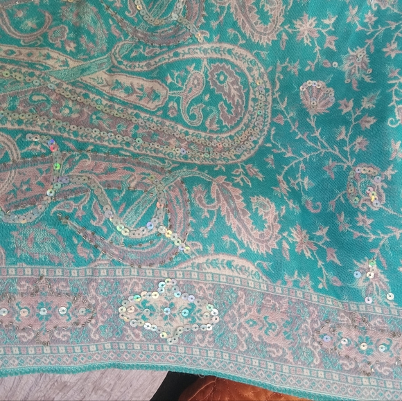 A Mid to heavy Wrap Fom India. - Picture 4 of 4